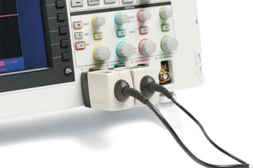TekVPI 探头接口可实现 TBS2000B 示波器与最新电流和差分探头之间的通信